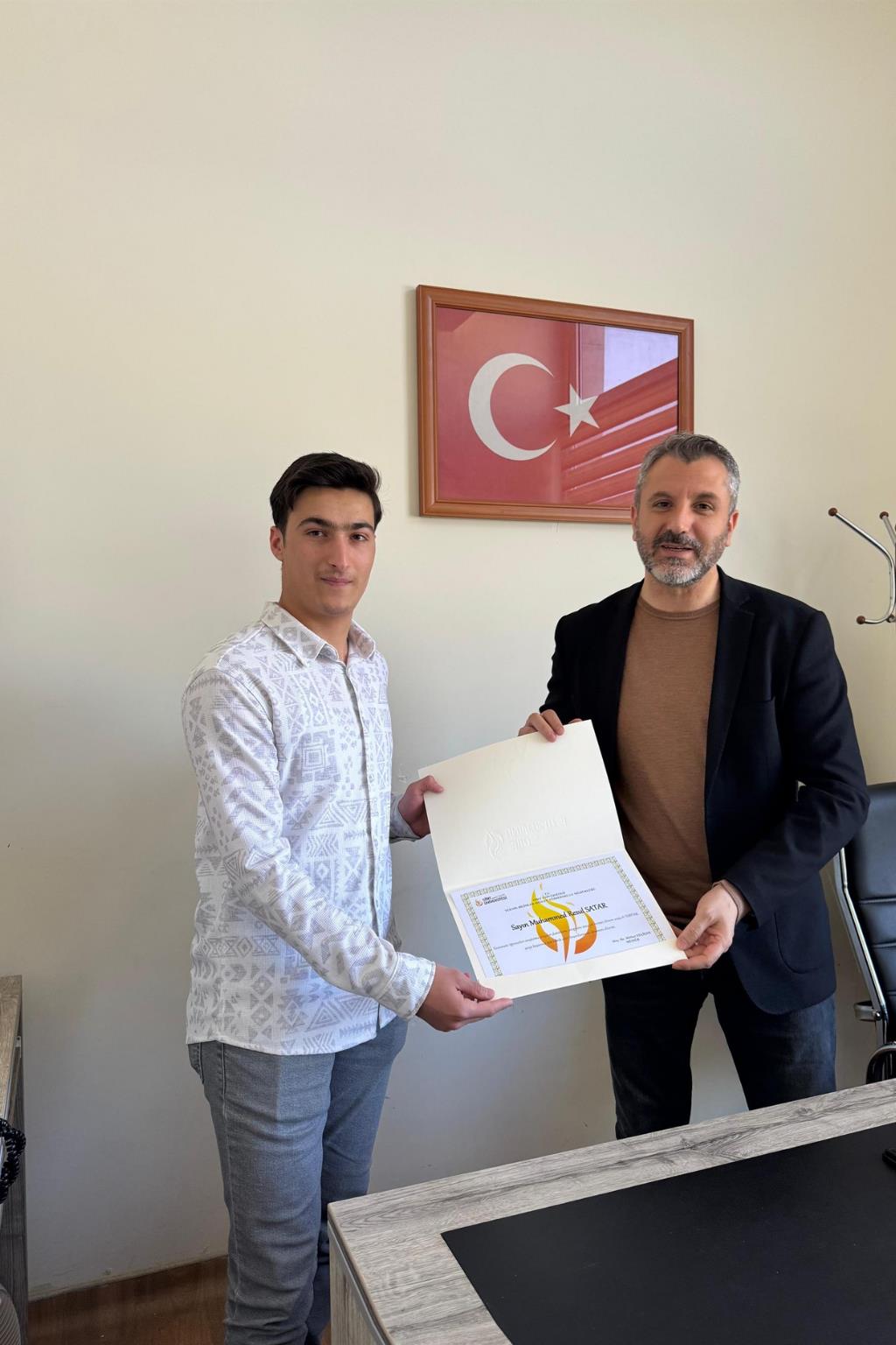 TÜBİTAK Projesi Kabul Alan Başarılı Öğrencimize ve Danışman Hocamıza Teşekkür Belgeleri Verildi.